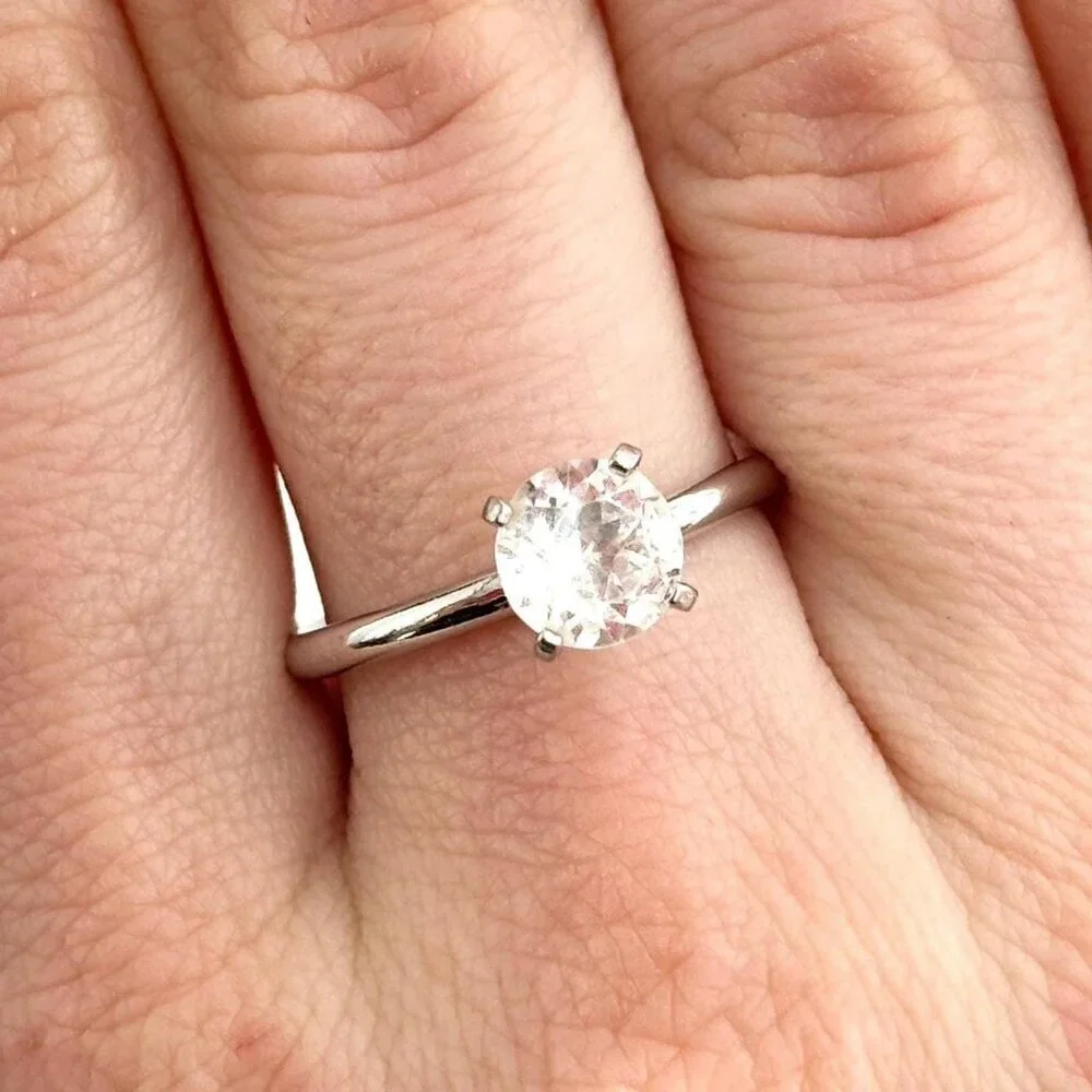 Minimalist Silver Toned Vintage Solitaire Cubic Zirconia Gemstone Ring - sz 8
